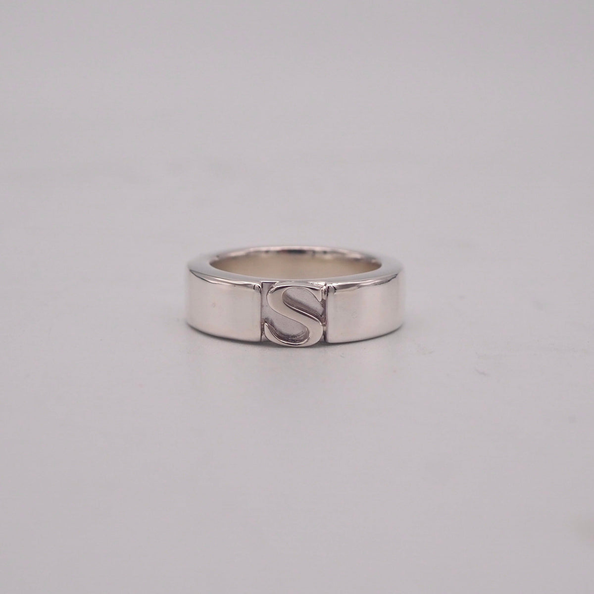 initial plain ring