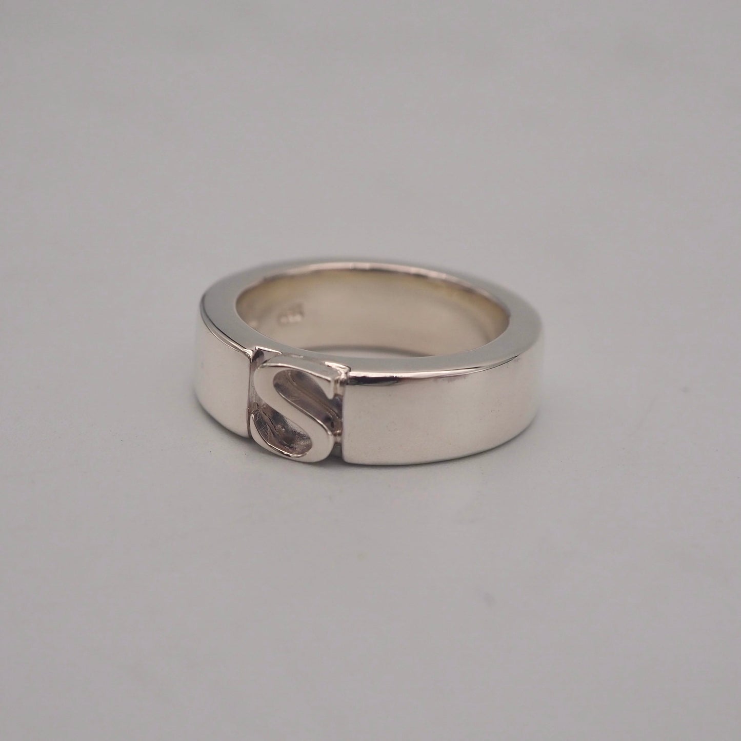 initial plain ring