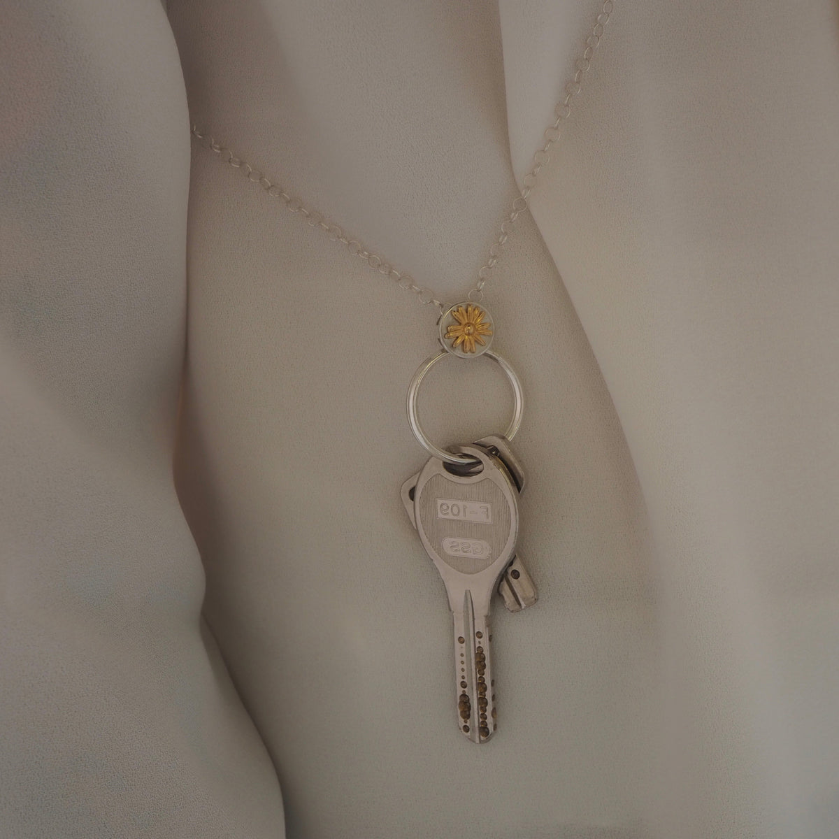 Key holder with double split ring (with daisy charm)