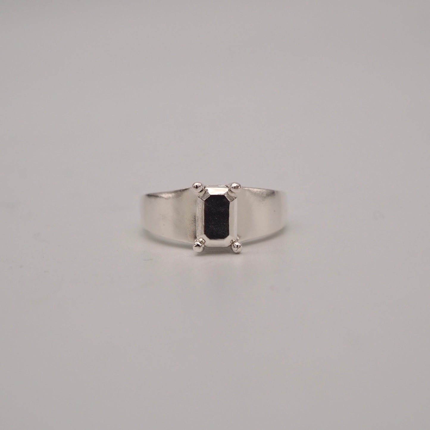 memeraldring Silver color