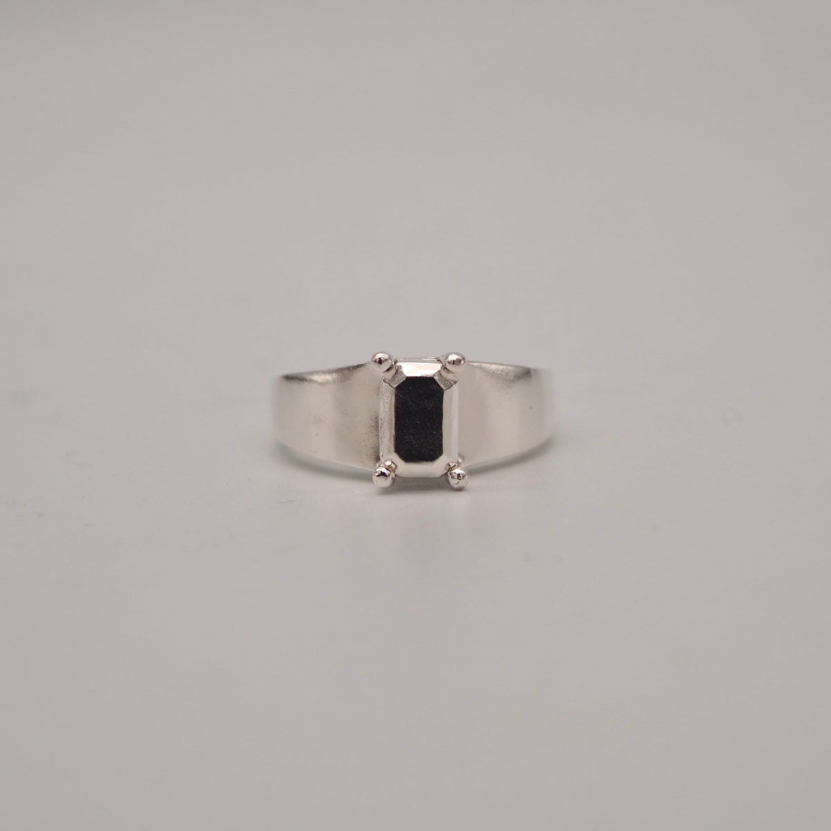 memeraldring Silver color